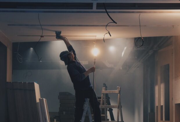 Regretele tinerilor cu studii obligați să muncescă la negru și pe salariu minim: „Voi ce mai lucrați în orașul foamei?”