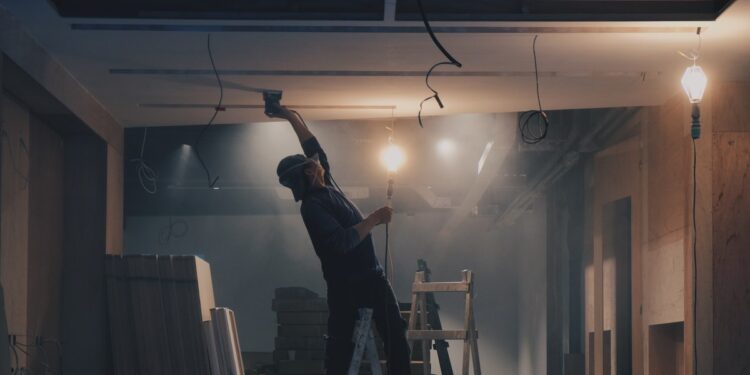 Regretele tinerilor cu studii obligați să muncescă la negru și pe salariu minim: „Voi ce mai lucrați în orașul foamei?”