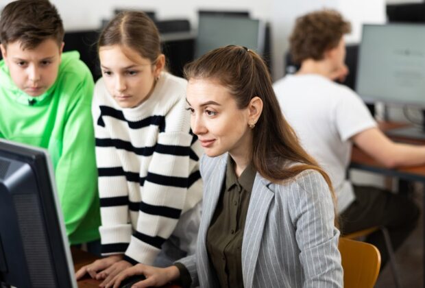 Investiție emoțională sau pregătire practică? Ce priorități au părinții români în educația copiilor ANALIZĂ