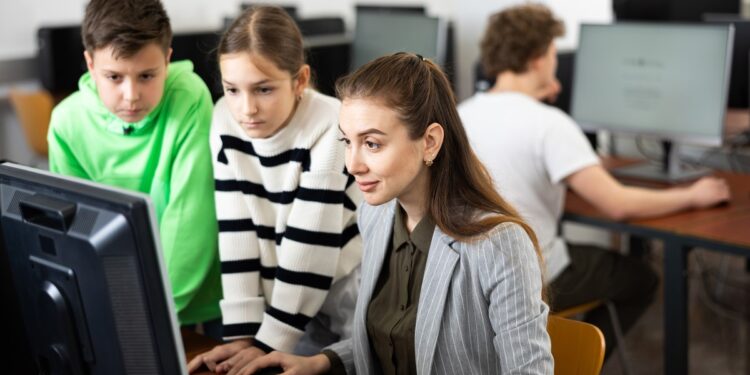 Investiție emoțională sau pregătire practică? Ce priorități au părinții români în educația copiilor ANALIZĂ