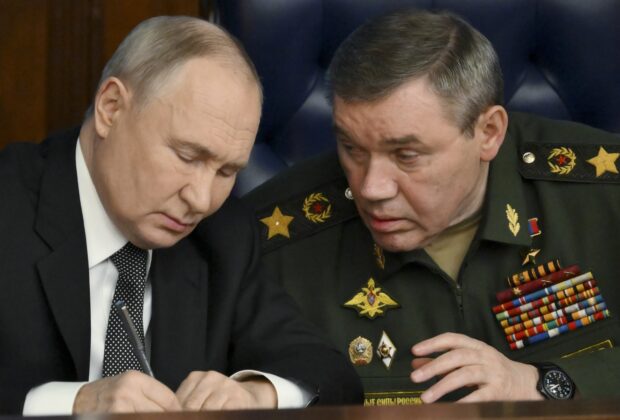 Armata rusă „a eliberat” 5.000 de km pătrați în Ucraina în acest an și „avansează practic pe toate direcțiile”, susțin Putin și generalul Gherasimov