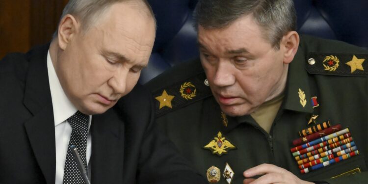 Armata rusă „a eliberat” 5.000 de km pătrați în Ucraina în acest an și „avansează practic pe toate direcțiile”, susțin Putin și generalul Gherasimov