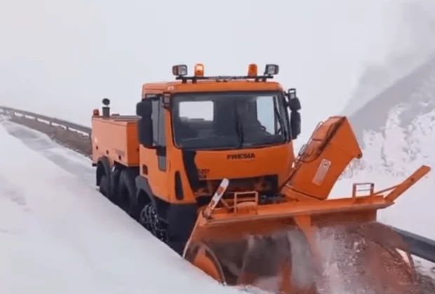 Intervenţie pe Transalpina: Se creează un culoar pentru crescătorii de animale rămaşi în zonă