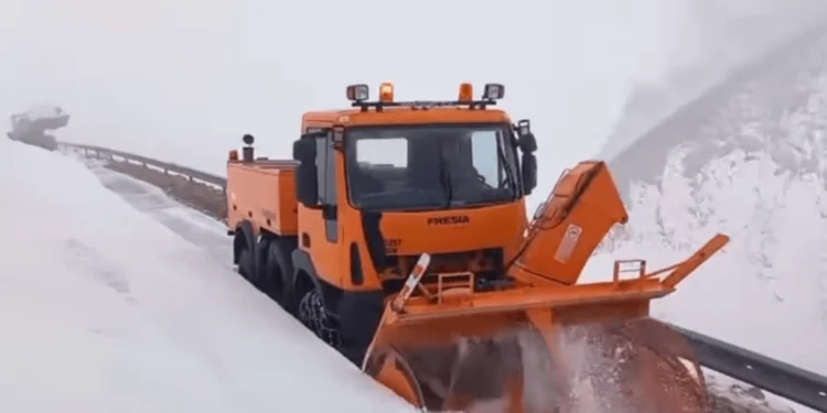 Intervenţie pe Transalpina: Se creează un culoar pentru crescătorii de animale rămaşi în zonă