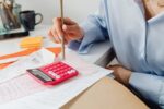 Impredictibilitatea economică și creșterea taxelor pun presiune pe industria serviciilor pentru afaceri, arată o analiză făcută de specialiști