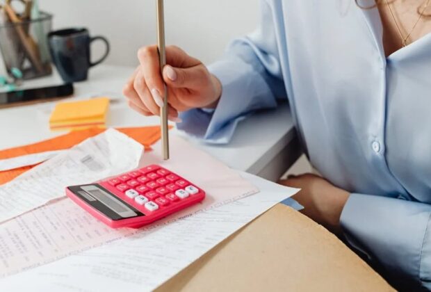 Impredictibilitatea economică și creșterea taxelor pun presiune pe industria serviciilor pentru afaceri, arată o analiză făcută de specialiști