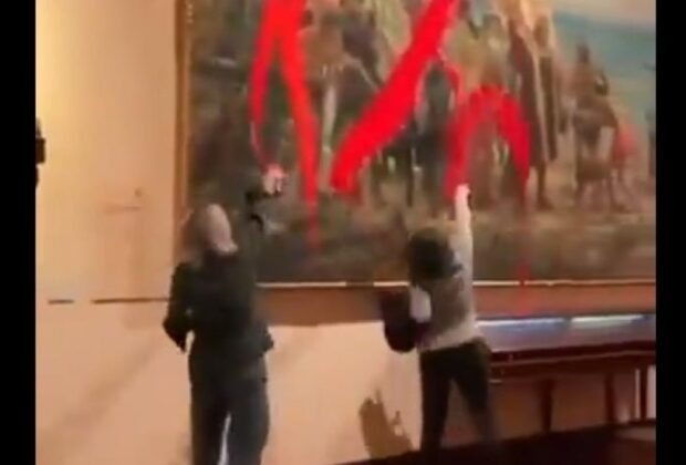 Incident grav de Ziua Naţională a Spaniei. Momentul în care două activiste aruncă vopsea pe un tablou al lui Columb