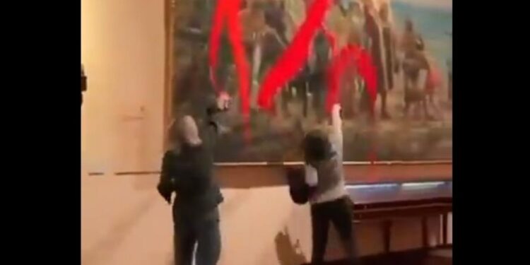 Incident grav de Ziua Naţională a Spaniei. Momentul în care două activiste aruncă vopsea pe un tablou al lui Columb
