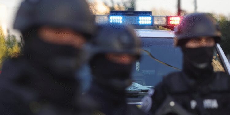 Unul dintre bărbaţii căutaţi pentru furtul a aproape 10 milioane de lei dintr-un oficiu poştal din Timişoara, prins în Italia, unde se ascundea într-un apartament