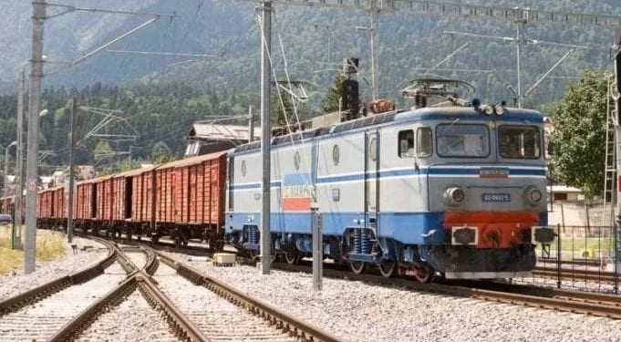Traficul pe magistrala 100, perturbat din cauza unui tren de marfă