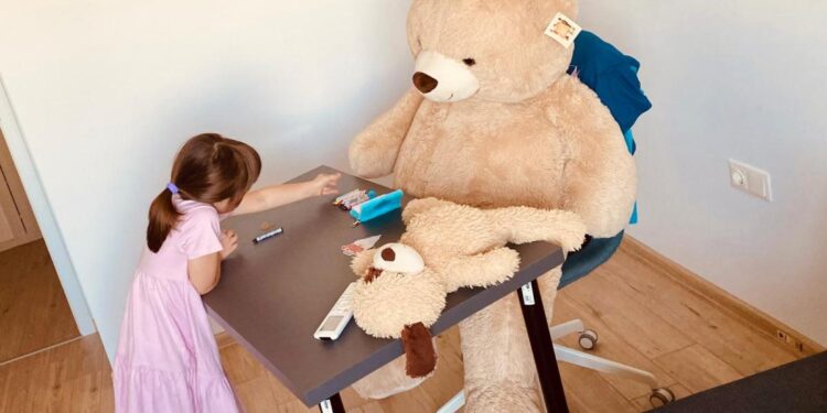 Boala care face ravagii printre copii. Specialiștii avertizează: „Cei mici sunt de 2–3 ori mai contagioși decât adulții”