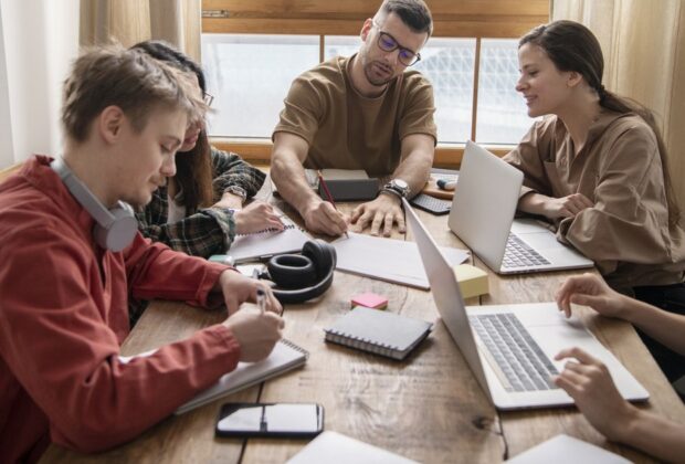 Generația Z în fața provocărilor pieței muncii. „Puțini se așteaptă la 7.000 de lei, din prima. Dar măcar un 5.000, să poți trăi”