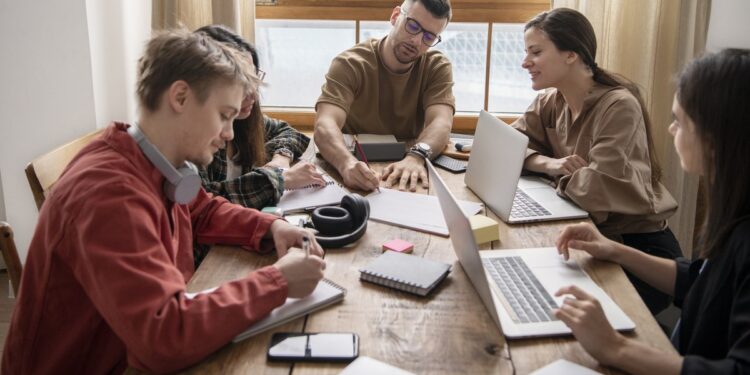 Generația Z în fața provocărilor pieței muncii. „Puțini se așteaptă la 7.000 de lei, din prima. Dar măcar un 5.000, să poți trăi”