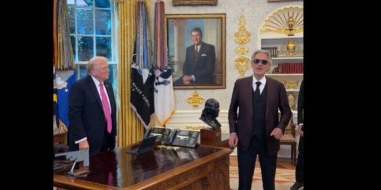 Andrea Bocelli i-a cântat lui Trump „Time to Say Goodbye”, în Biroul Oval. Momentul a devenit viral