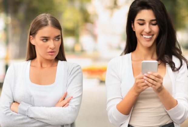 A apărut Voltaren Gel Invidie și Râcă, cu care te dai când vezi că alții o duc mai bine și asta te doare