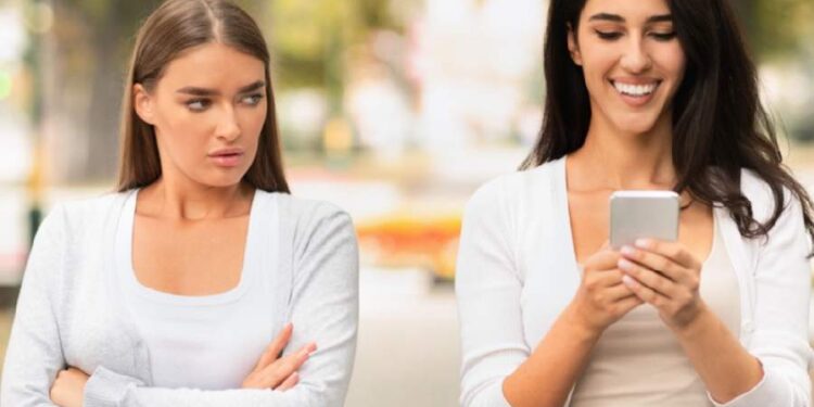 A apărut Voltaren Gel Invidie și Râcă, cu care te dai când vezi că alții o duc mai bine și asta te doare