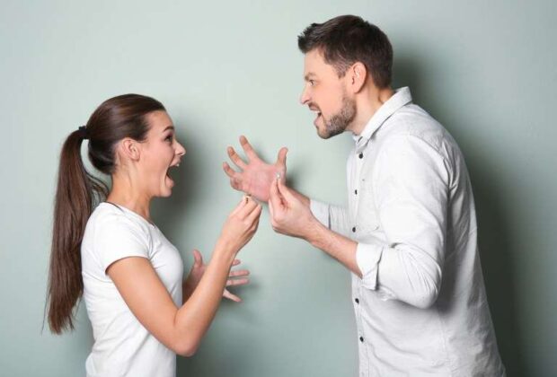 Război hibrid într-o familie din București. El nu duce gunoiul, ea nu gătește nimic