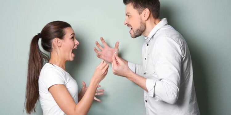 Război hibrid într-o familie din București. El nu duce gunoiul, ea nu gătește nimic