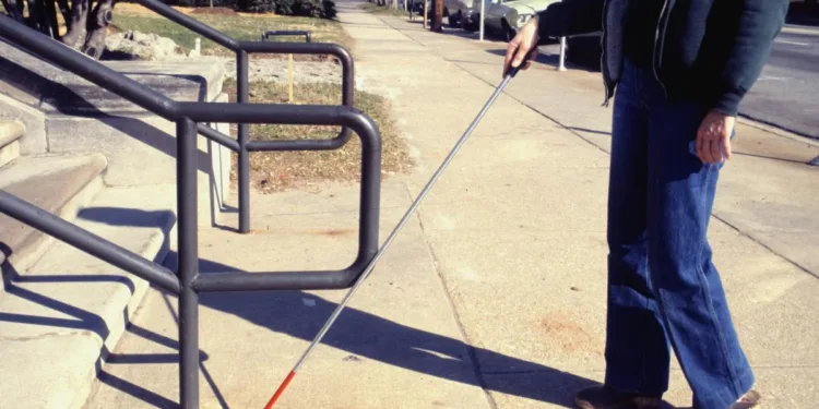 Revoluție în medicină: un implant ocular face posibil ca orbii să-și recapete vederea