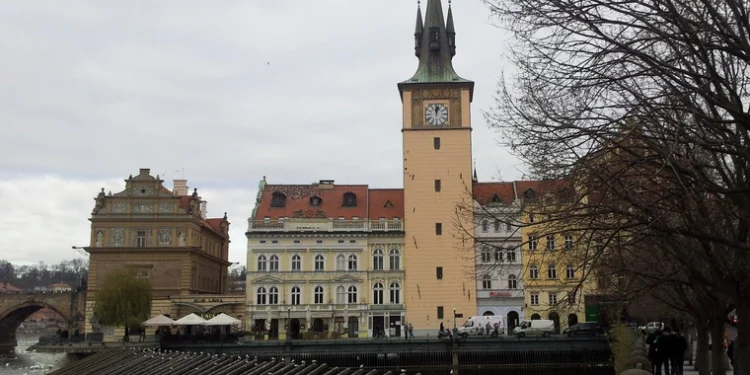 Praga interzice închirierea trotinetelor electrice din 2026 deoarece provoacă „haos pe trotuare”