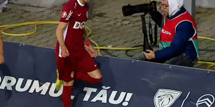 Moment uluitor în Petrolul -a distrus laptopul unui fotograf