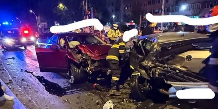 Accident grav în Capitală, în Sectorul 5: o persoană este încarcerată, iar unul dintre șoferi a fugit de la locul faptei