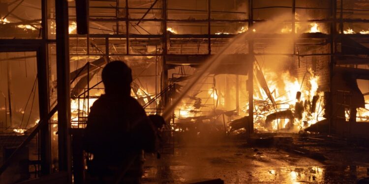 Atac aerian cu bombe ghidate asupra Harkovului: explozii și incendii devastatoare în două cartiere, 9 persoane au fost rănite