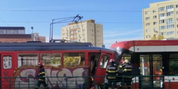 Accident bizar în Arad: Un tramvai a plecat singur din depou și a lovit o altă garnitură. Patru persoane au fost rănite