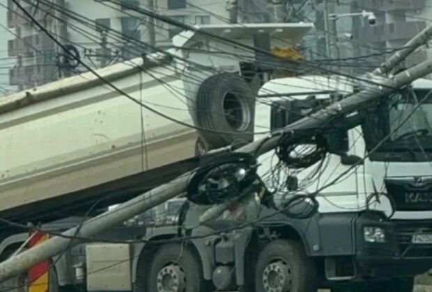 Trafic paralizat pe Prelungirea Ghencea: un camion a agățat un stâlp de iluminat, intervin pompierii și Brigada Rutieră; intervenție de durată