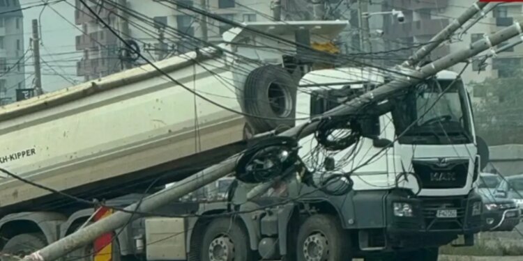 Trafic paralizat pe Prelungirea Ghencea: un camion a agățat un stâlp de iluminat, intervin pompierii și Brigada Rutieră; intervenție de durată