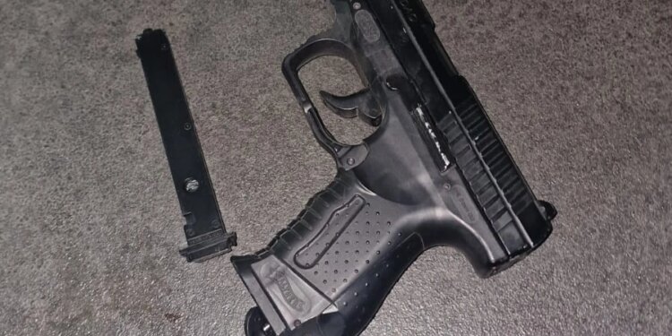 Bărbat prins de jandarmi în zona gării din Constanța cu un pistol și un dispozitiv cu electroșocuri