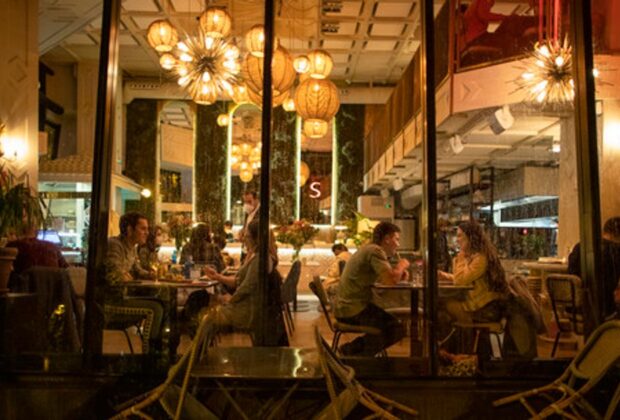 Scaune furate de la terasele din Spania, vândute în România. Manevra prin care s-au „evaporat” peste 1.100 de bucăți