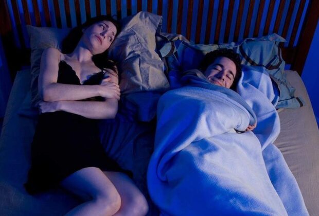 Un bărbat și-a cumpărat în secret o plapumă, cu care se învelește după ce adoarme soția