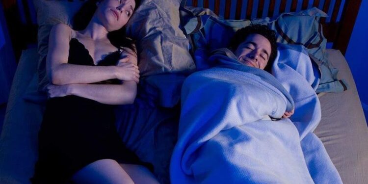 Un bărbat și-a cumpărat în secret o plapumă, cu care se învelește după ce adoarme soția