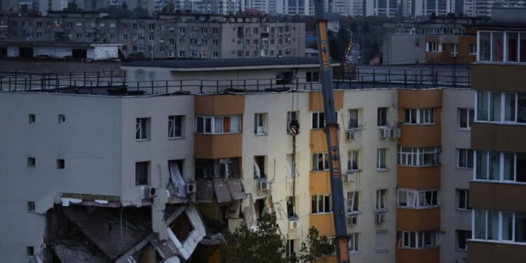 Guvernul explică de ce oamenii care locuiau în blocul cu explozia din Rahova nu vor primi apartamente „la cheie”