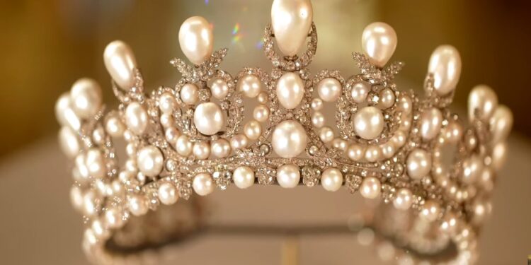 Jaful deceniului la Luvru: ultimele imagini cu bijuteriile coroanei înainte de dispariție și detalii șocante despre furt