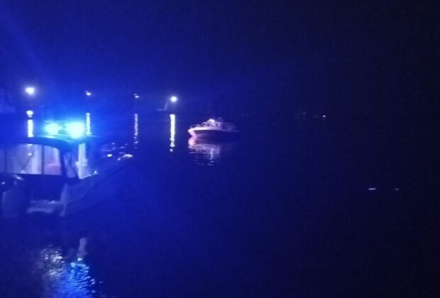 Accident naval în municipiul Galați. O ambarcațiune în care se aflau trei persoane a lovit o barjă. Una din victime este inconștientă