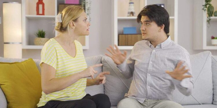 Accident aviatic. Șosetele unui bărbat au lovit coșul de rufe și au aterizat în cutia cu machiaje