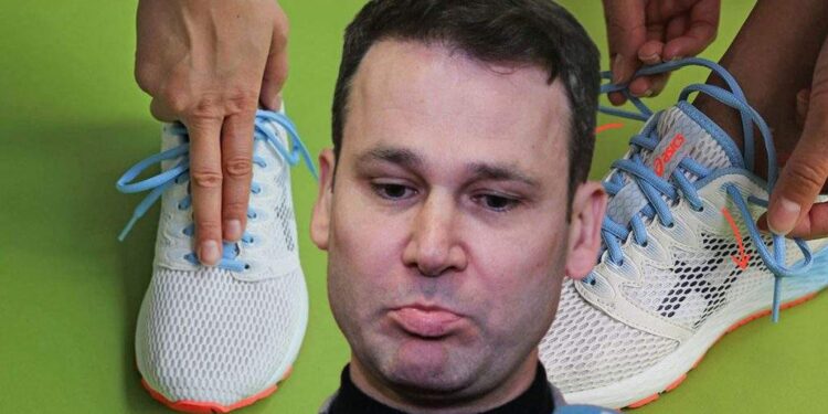 Sondaj INSCOP: 26% dintre români cred că omul nu a ajuns pe Lună, 30% că Negoiță e în stare să-și lege singur șireturile