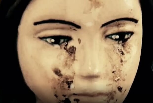 Escrocherie cu lacrimi de sânge : femeia din spatele ‘miracolului’ statuii care plânge, inculpată pentru înșelăciune