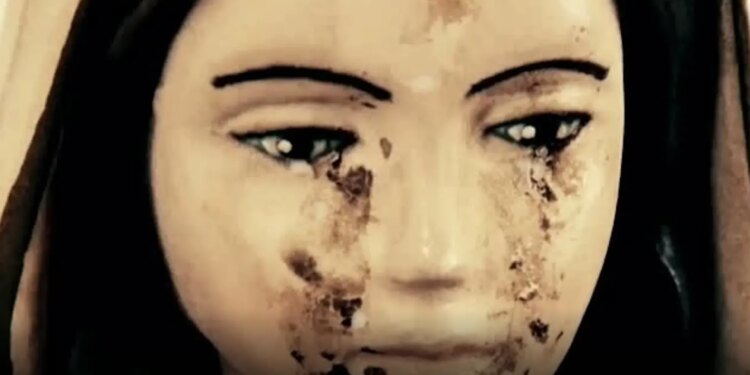 Escrocherie cu lacrimi de sânge : femeia din spatele ‘miracolului’ statuii care plânge, inculpată pentru înșelăciune