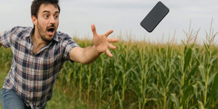 Previzibil! Un român şi-a pus telefonul pe modul avion şi i-a zburat din mână