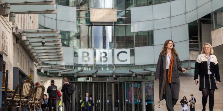 BBC „regretă sincer” maniera în care a editat discursul lui Trump, dar ignoră acuzația pentru care acesta amenință cu procesul de 1 miliard de dolari