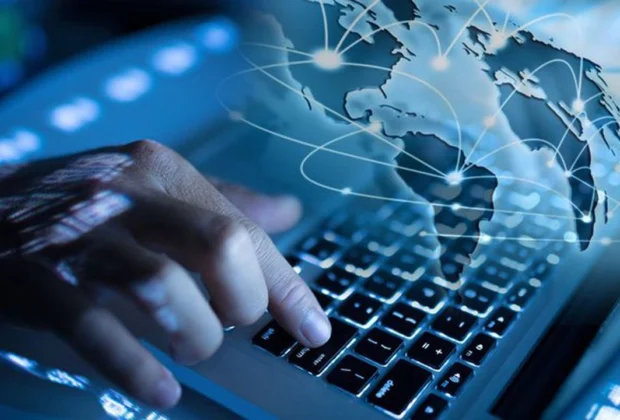 La 35 de ani de la apariția sa, internetul nu mai unește oameni, ci îi dezbină