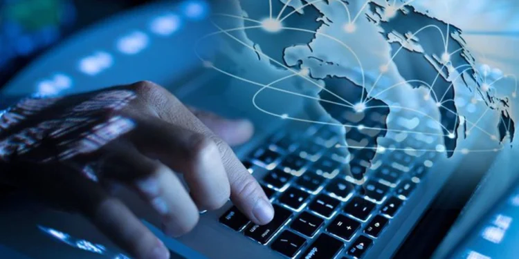 La 35 de ani de la apariția sa, internetul nu mai unește oameni, ci îi dezbină