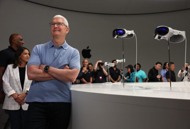 Cine va fi noul șef la Apple? Gigantul tehnologic se pregătește pentru plecarea lui Tim Cook