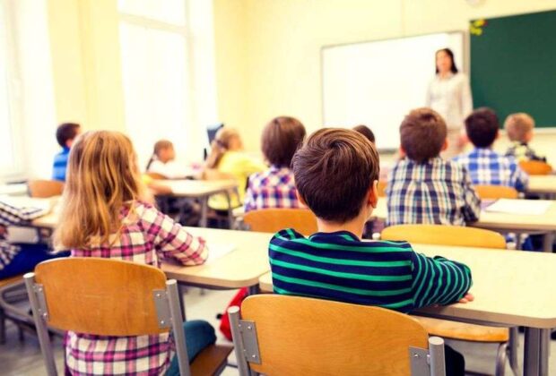 Pentru că nu mai sunt bani de lapte și corn, elevii vor primi un 10 la purtare