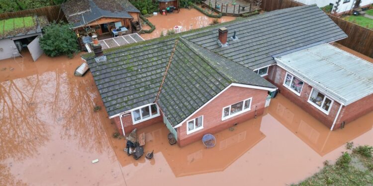 Furtuna Claudia paralizează Anglia și Țara Galilor: sate sub ape, pene de curent și peste 90 de avertizări de inundații