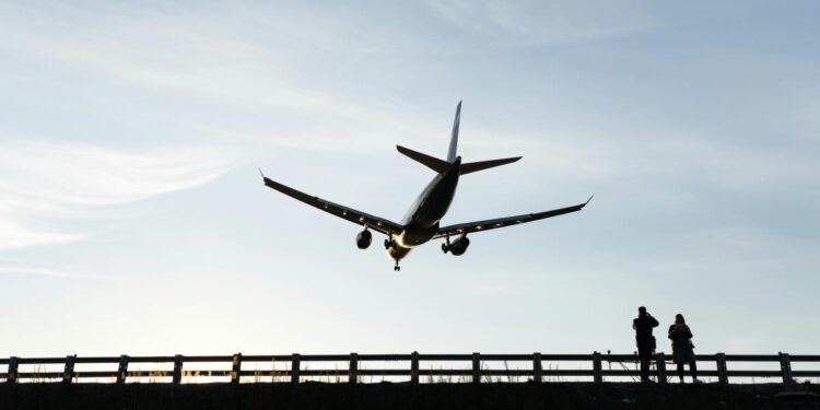 Video: Panică într-un avion rusesc de pasageri după ce au început să se desprindă bucăţi din capota unui motor