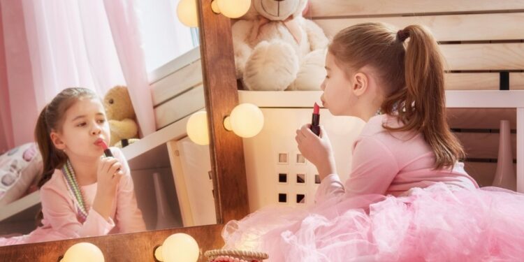 Măști de față pentru copii de 4 ani. Dermatologii trag un semnal de alarmă asupra trendului „distopic”